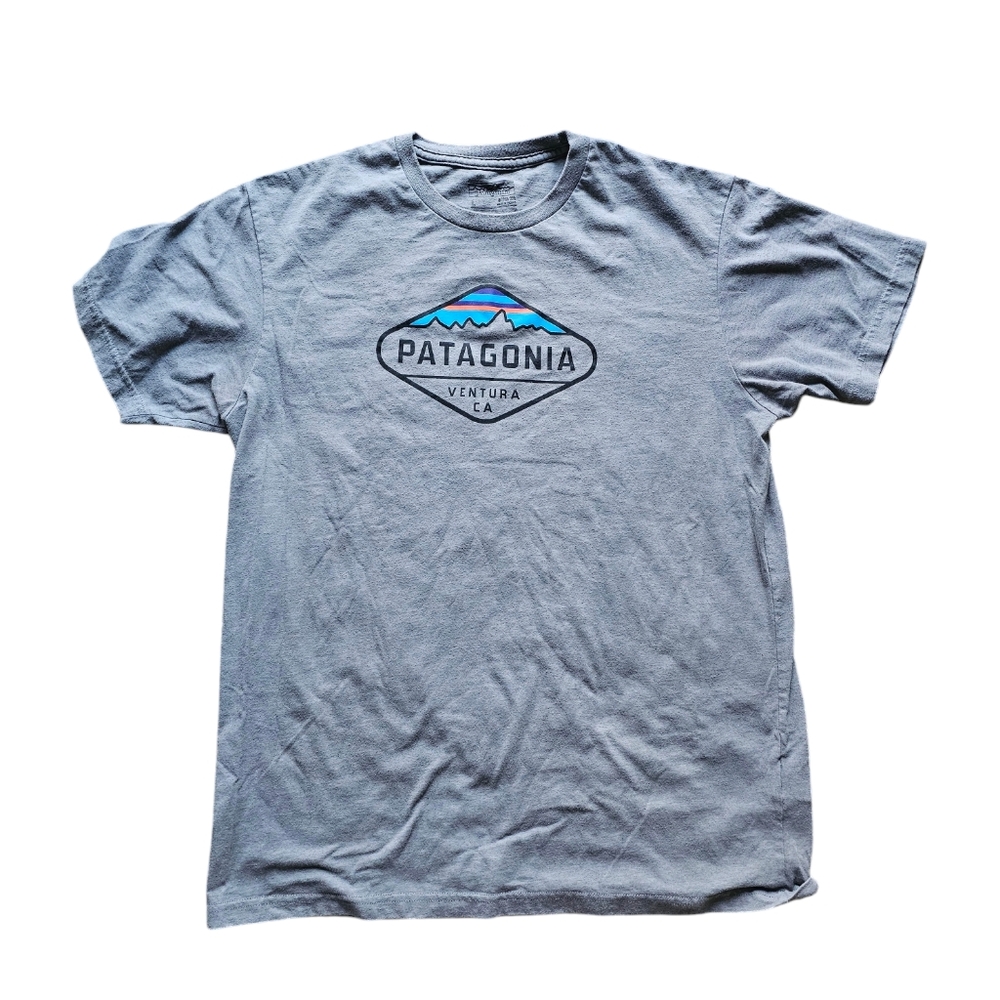 Patagonia gray logo on a front cotton blend t-shirt‎ size L
